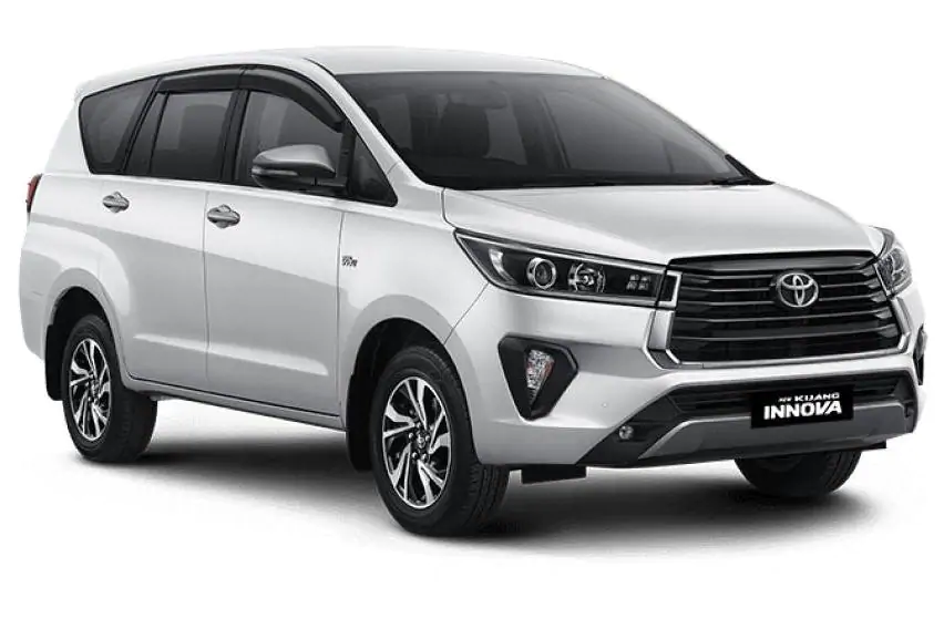 семейный автомобиль Toyota Innova с масками и гелем для безопасности